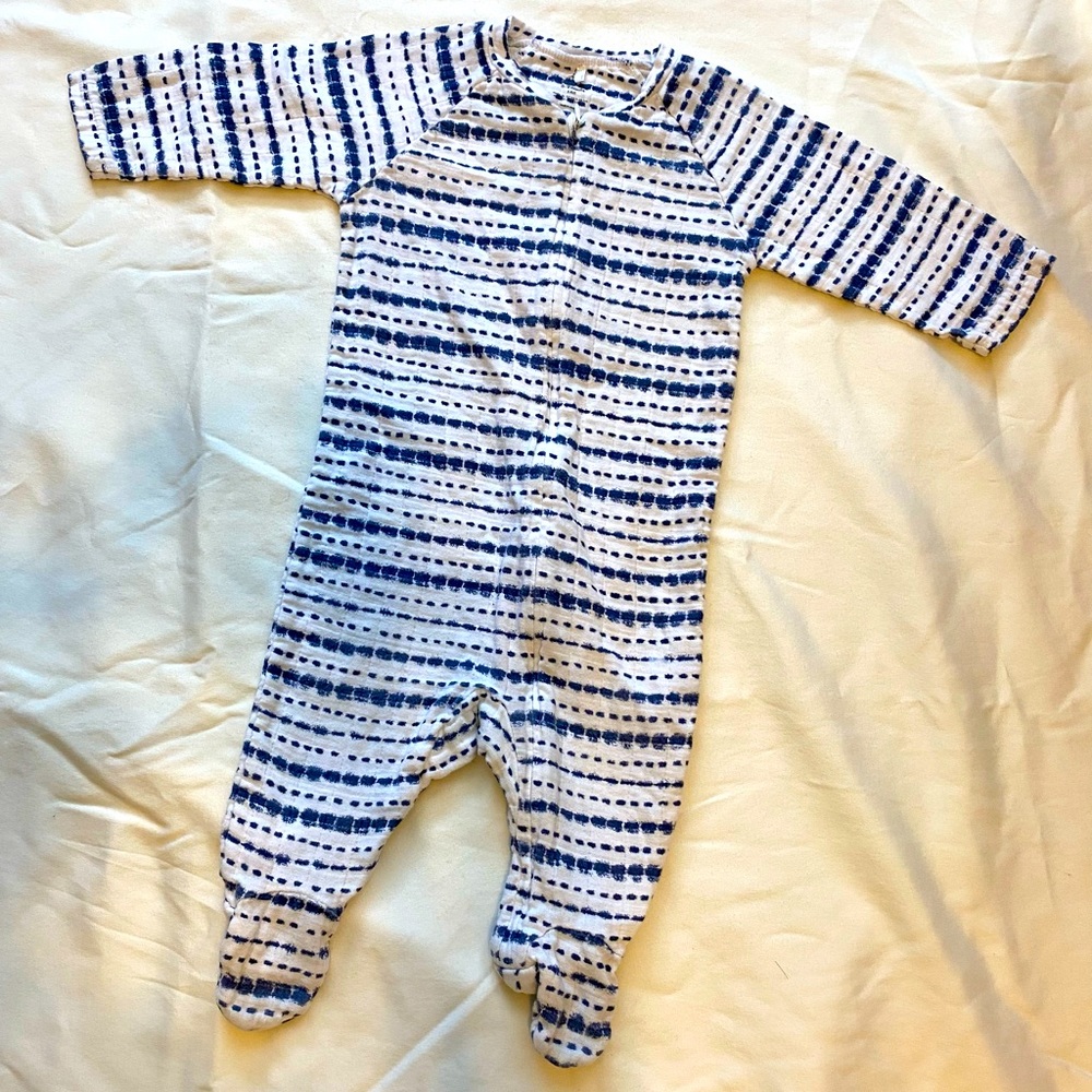💙 ADEN & ANAIS, Blue & White Striped Footie Baby Sleeper 6/9months,